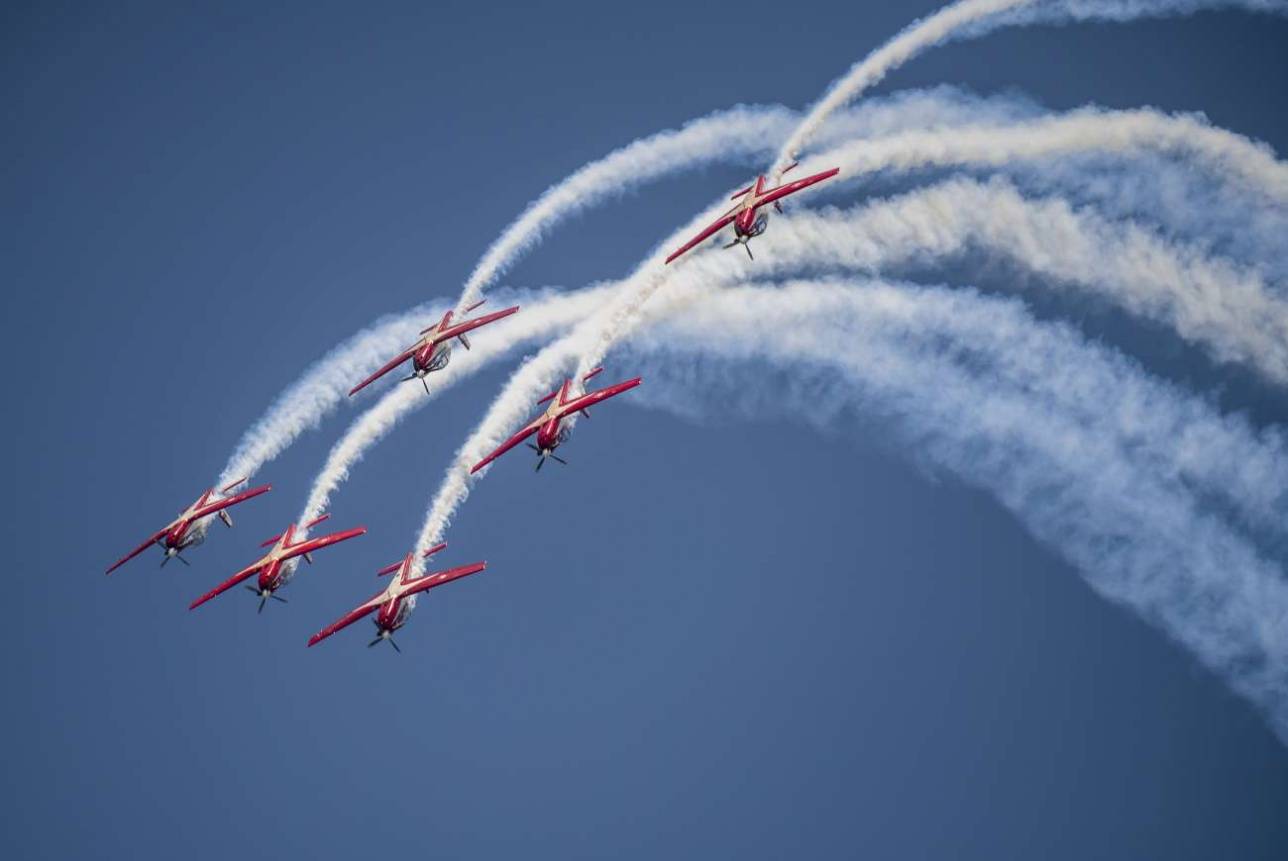 Эффектное выступление индонезийской пилотажной группы Jupiter aerobatic на турбовинтовых самолетах KAI KT-1B