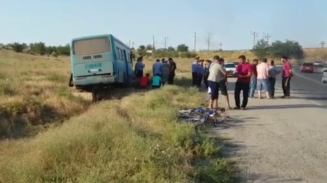 Пассажиры утверждают, что пол рейсового автобуса в ЮКО залит кровью