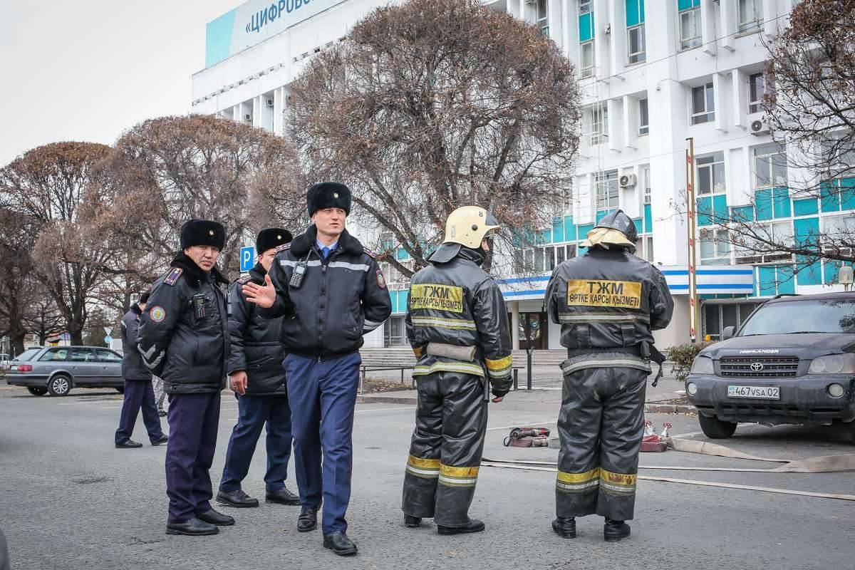 Полицейские оцепили территорию, в здании ищут бомбу