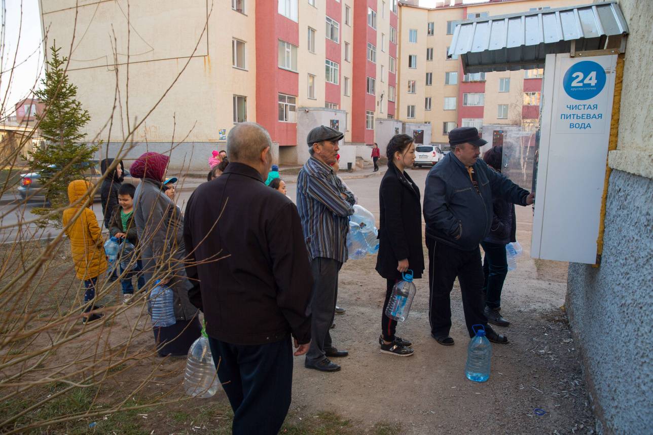 Люди покупают питьевую воду в Косшы