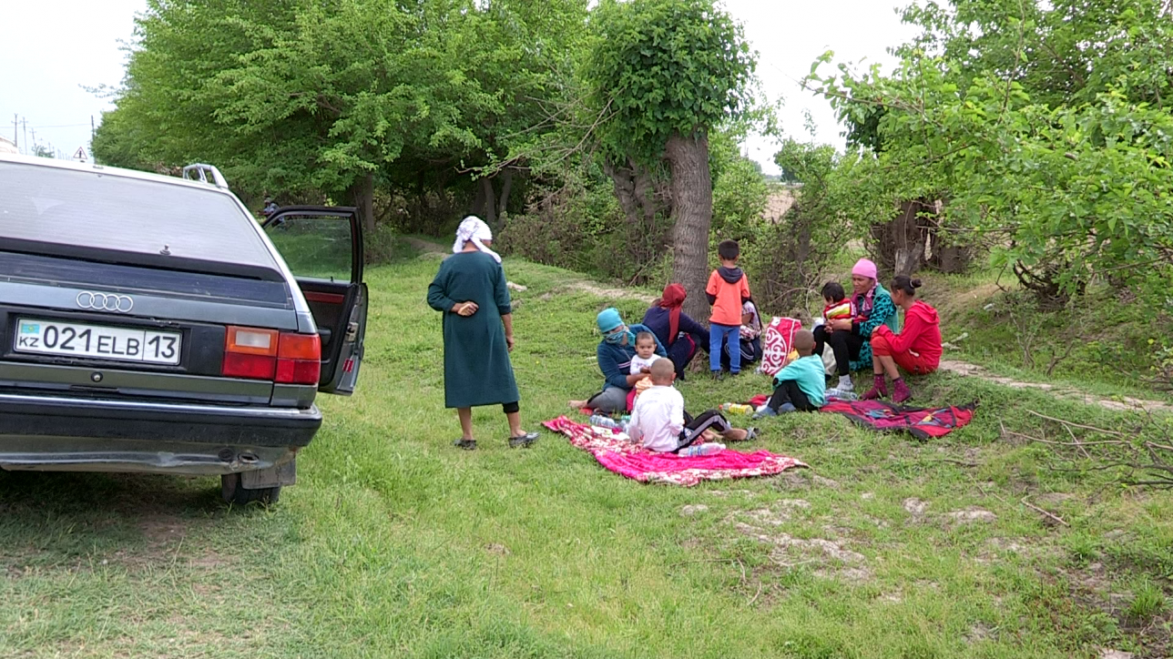 Дома оставили затопленные дома и ждали помощи прямо на улице