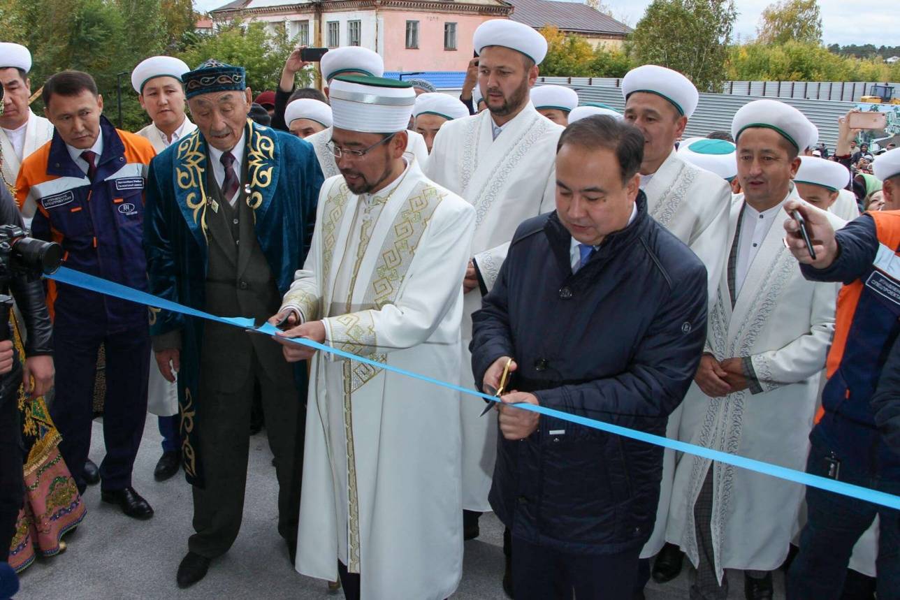 Церемония перерезания ленты на открытии новой мечети в посёлке Бурабай