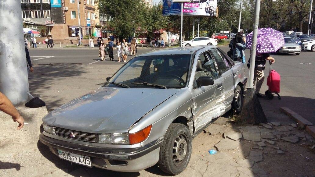 Автомобиль на полном ходу сбил пешеходов на тротуаре в Алматы