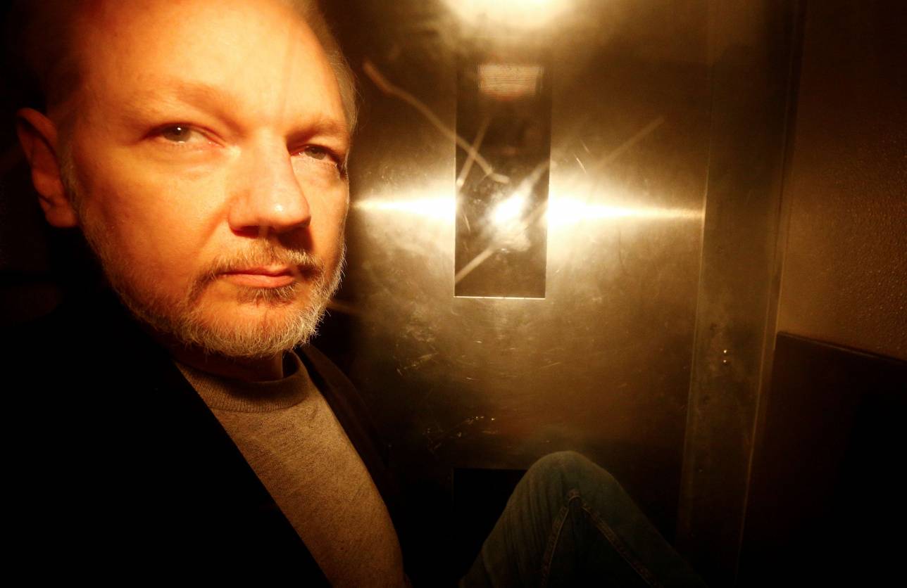 Основатель WikiLeaks Джулиан Ассанж покидает Королевский суд Саутуорка после вынесения приговора в Лондоне