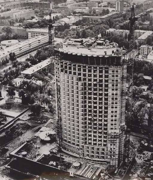 "Қазақстан" қонақ үйі 1975-1977 жылдары салынған. 26 қабат және 102 метр биіктігі бар