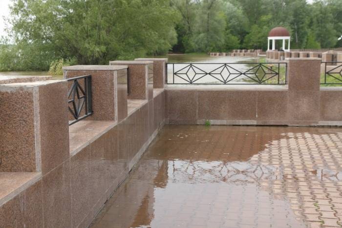 Вода уже затекает на брусчатку Набережной