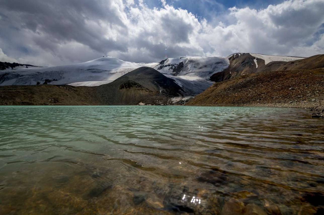 Водоём отличается очень красивым бирюзовым цветом воды