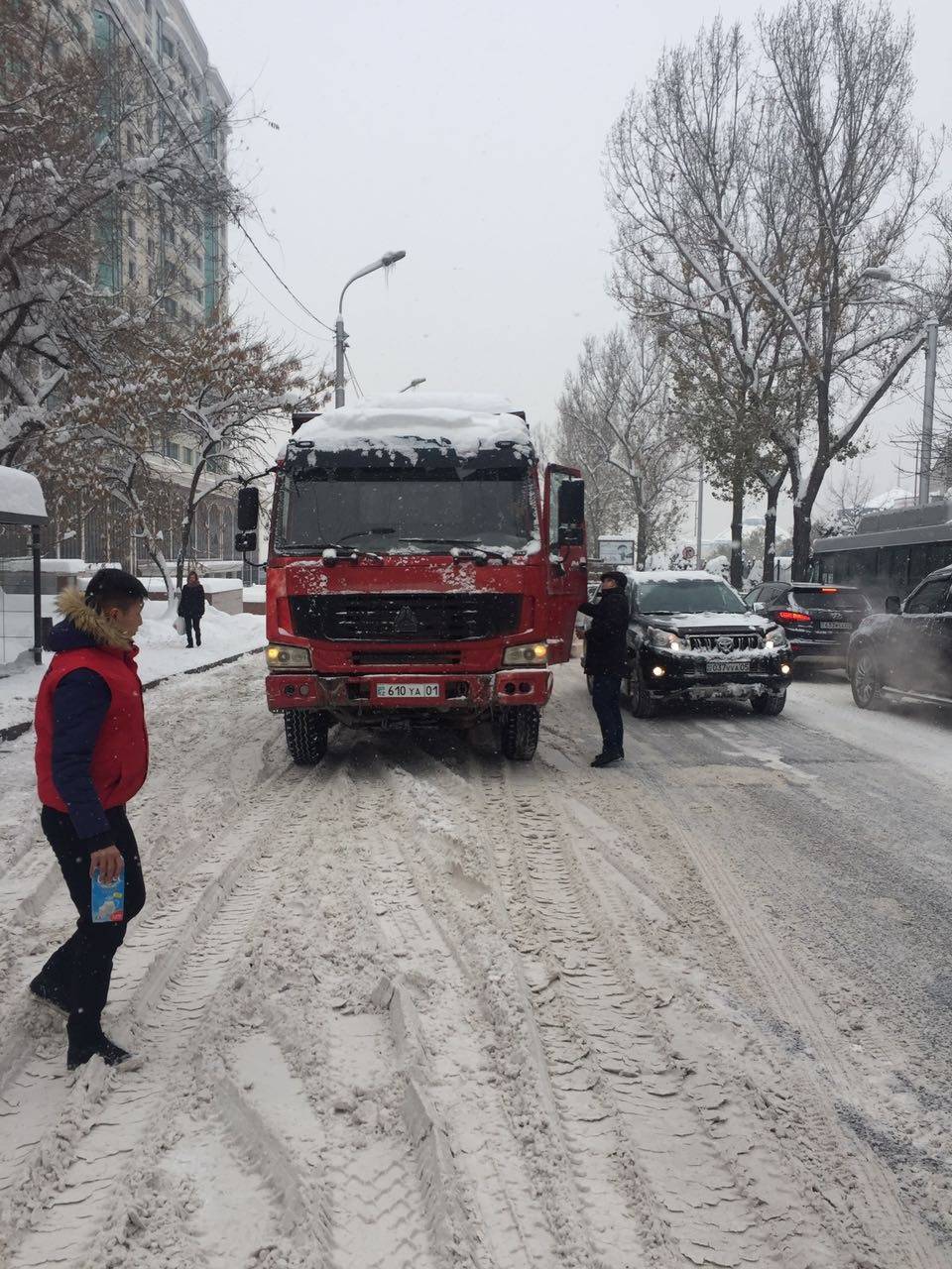 Еду и напитки давали и водителям грузовых машин