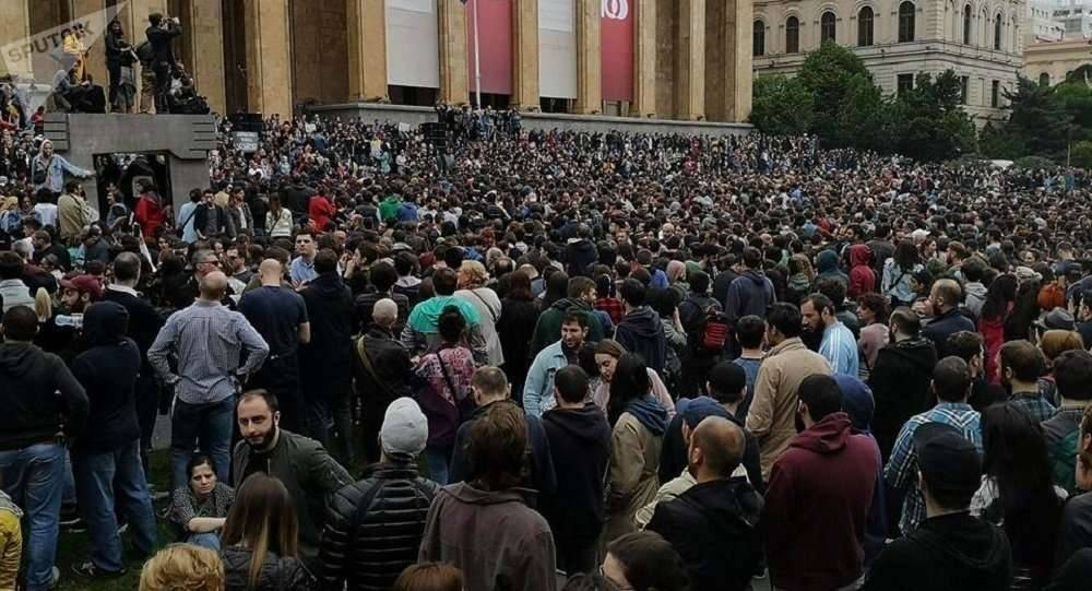 Митингующие перекрыли проспект Руставели в Тбилиси 