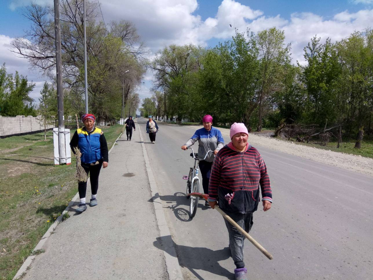 Жители села Келпе идут на субботник