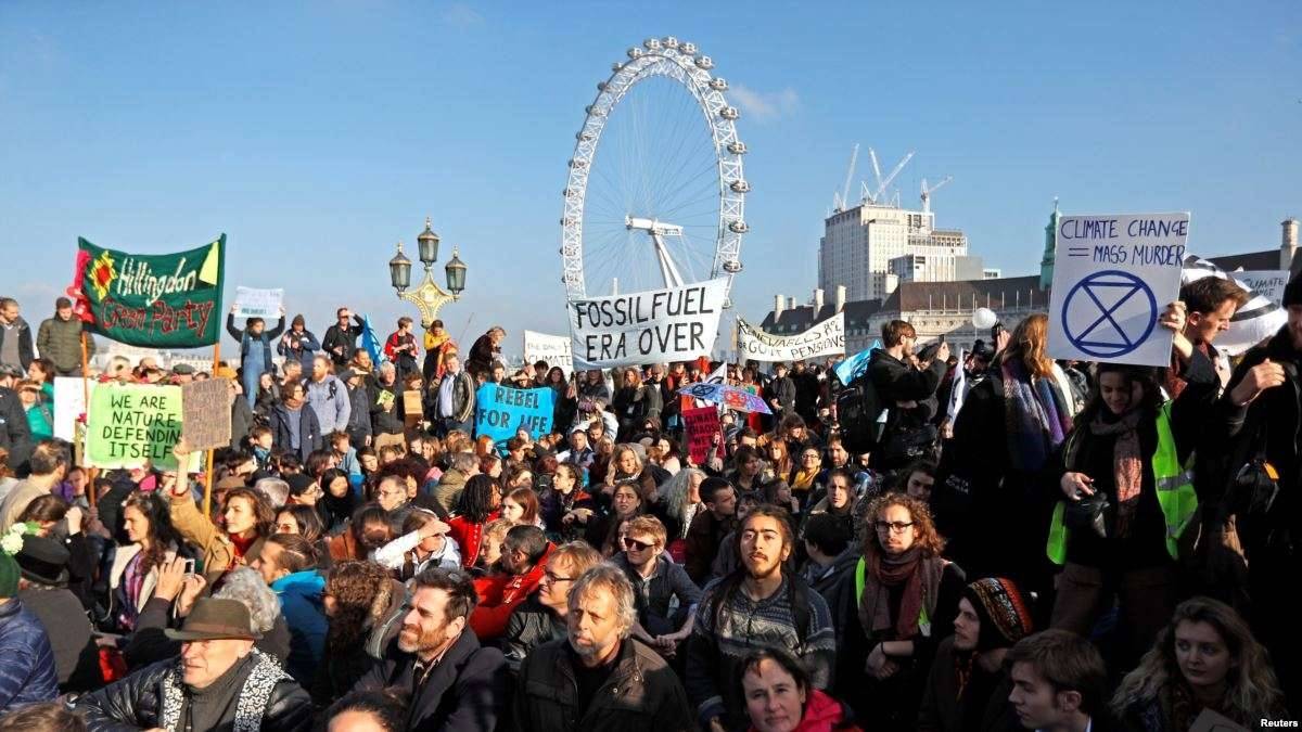 Демонстрация на мосту в Лондоне