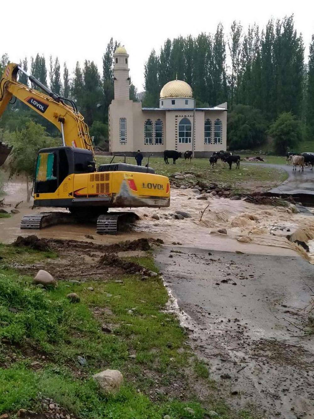 Более 100 человек задействованы в откачке воды в сёлах