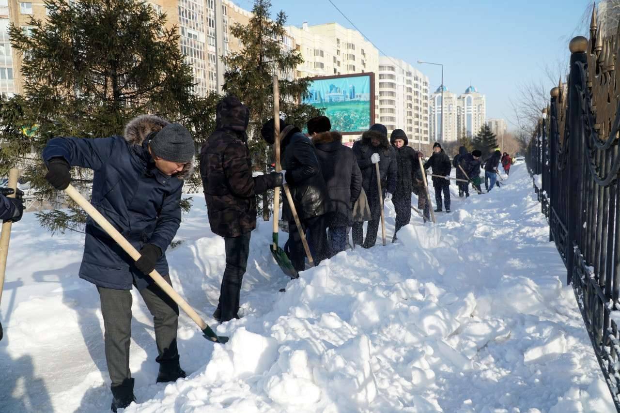 Работники Палаты предпринимателей Нур-Султана на субботнике