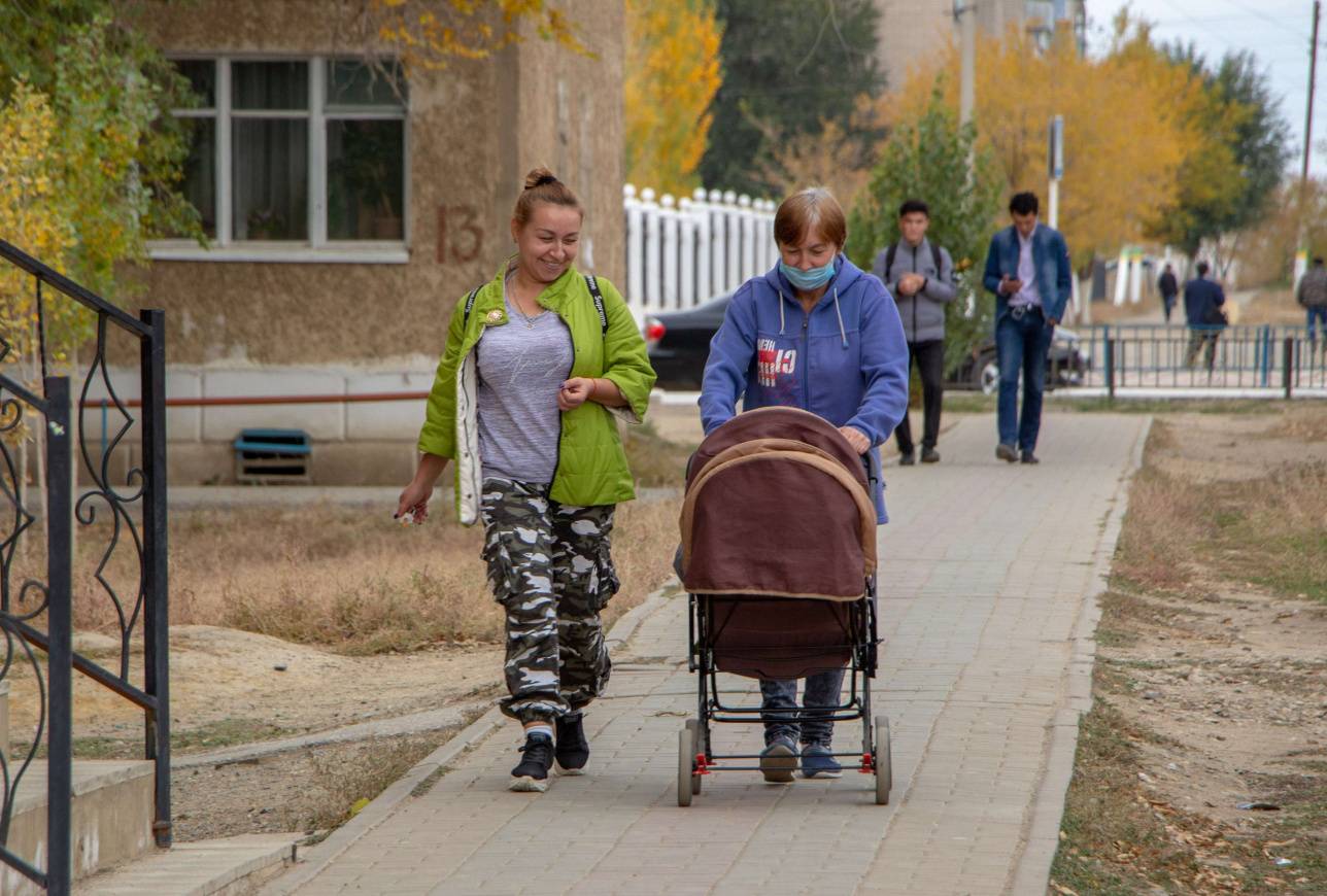 Люди на центральной улице Алги