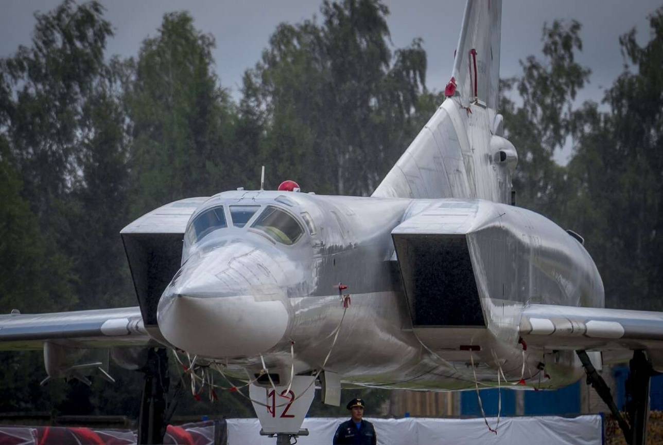 Ту-22М3, сверхзвуковой ракетоносец-бомбардировщик с крылом изменяемой стреловидности