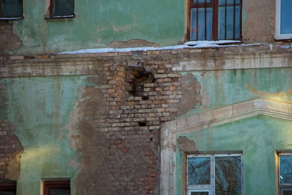 Разрушенная стена в одном из корпусов Центральной дорожной больницы