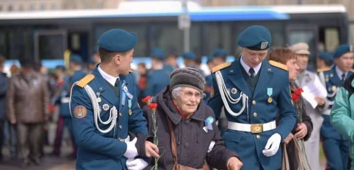 В Астане возложили цветы к монументу "Отан қорғаушылар"