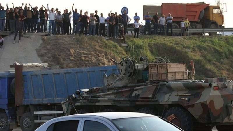 В Баку население приветствует военную технику, выдвигающуюся в сторону Карабаха