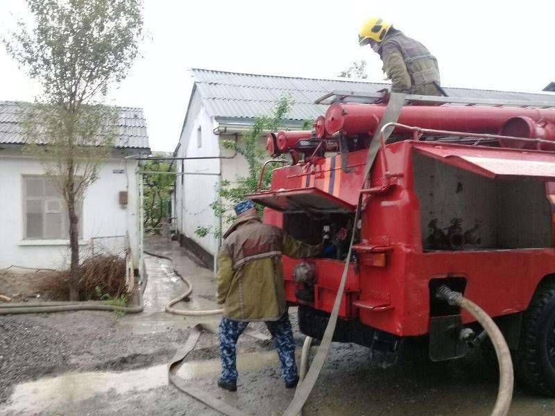 Самарқанд өңірінде нөсерден елді мекендегі үйлерді су алған