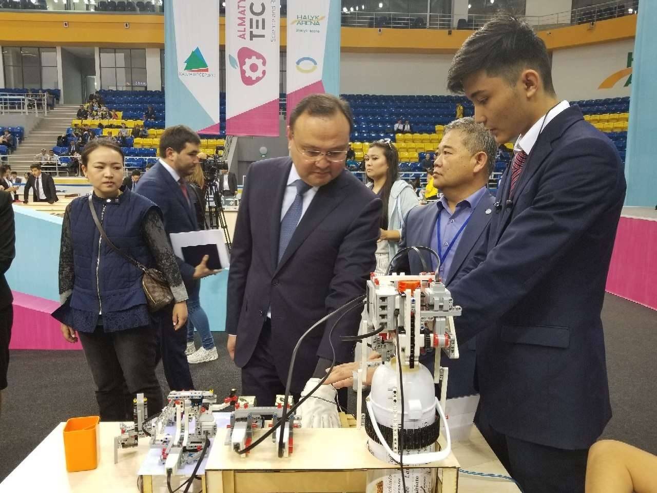 Almaty Tech Cup жарысына келушілер QiVita жобасымен танысу үстінде