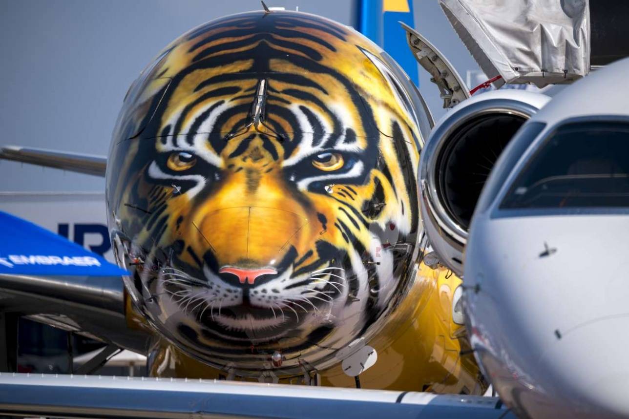 Embraer E-190 E2 на статике Singapore Airshow -2018