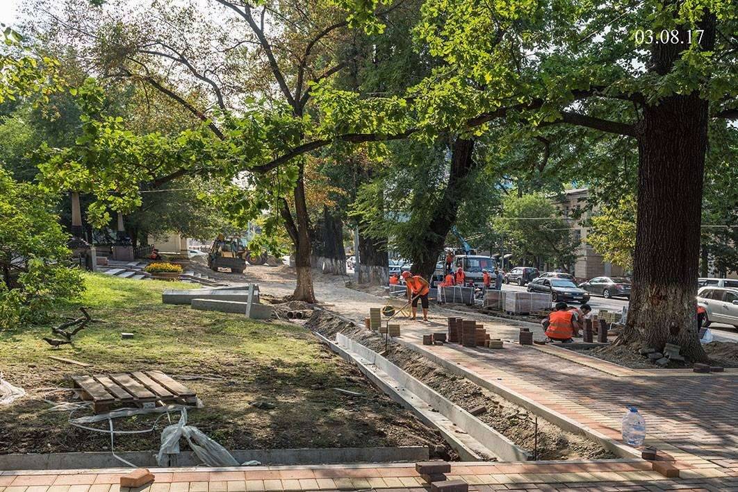 Фото 2. Укладка тротуарной плитки на ул. Кабанбай батыра у ГАТОБ им. Абая. Август 2017 года