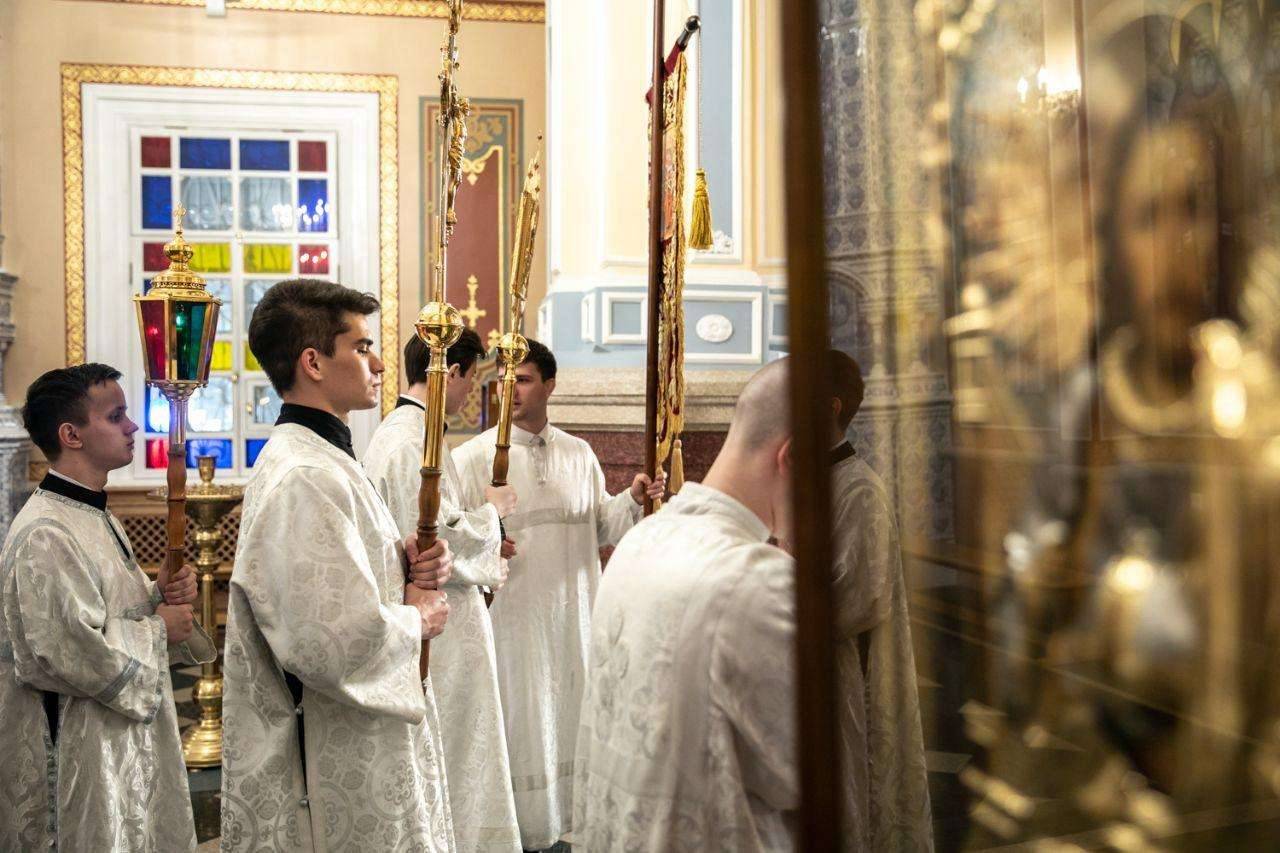 Послушники собора во время Пасхальной службы