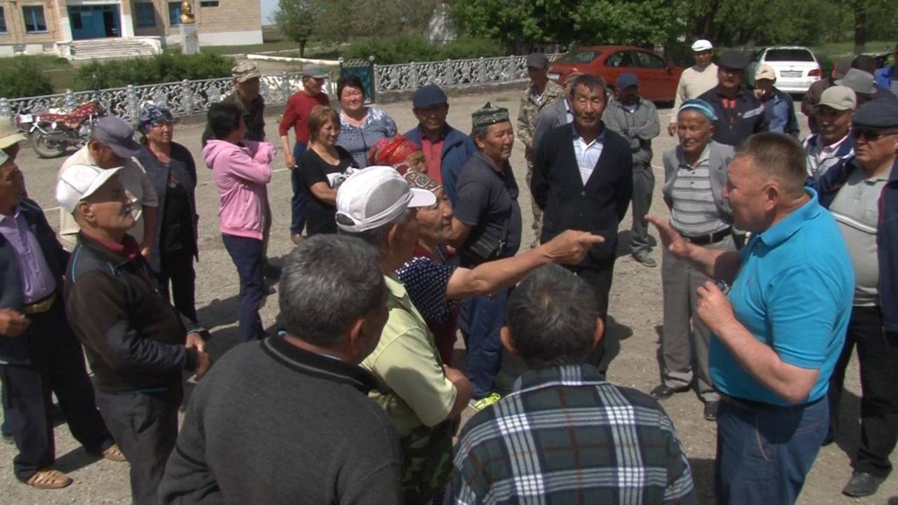 Встреча недовольных животноводов с представителями местной власти 