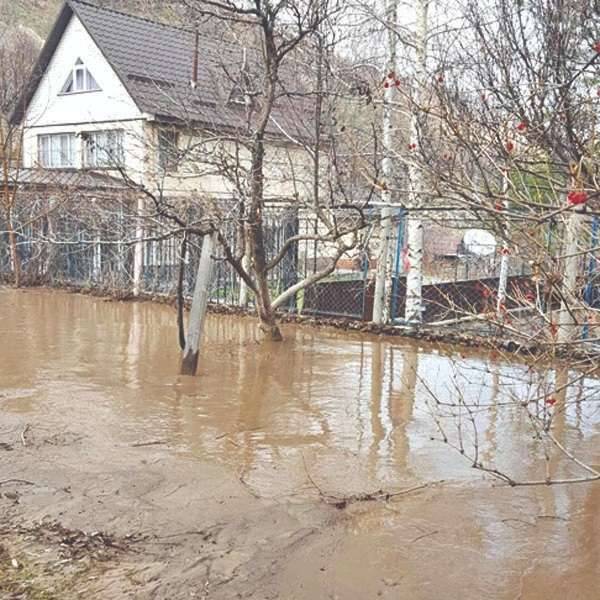 Сель, сошедший на садоводческое товарищество "Здоровье" близ Алматы