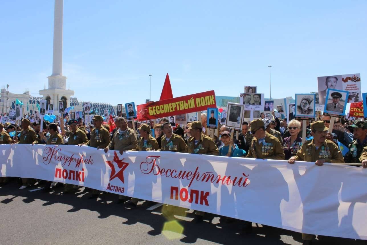 Шествие "Бессмертного полка" в Астане уже традиционно начинается с площади у монумента "Қазақ Елі"