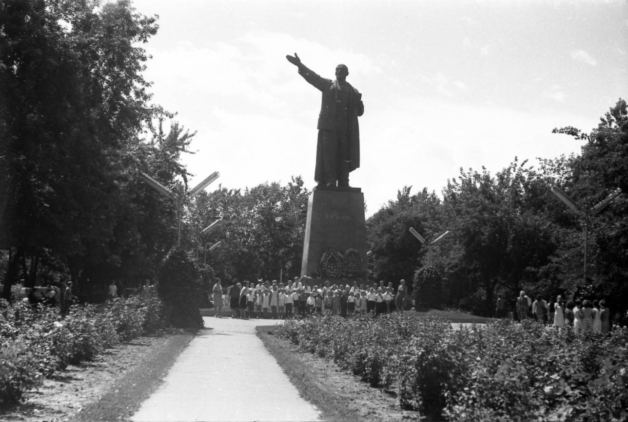 1967 год. Пионеры у памятника Ленину