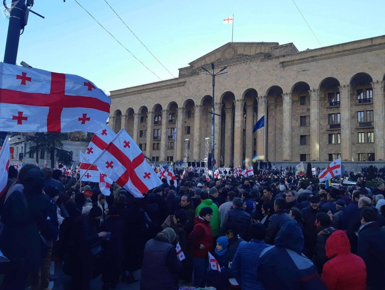 На акцию протеста в Тбилиси вышли несколько тысяч оппозиционеров