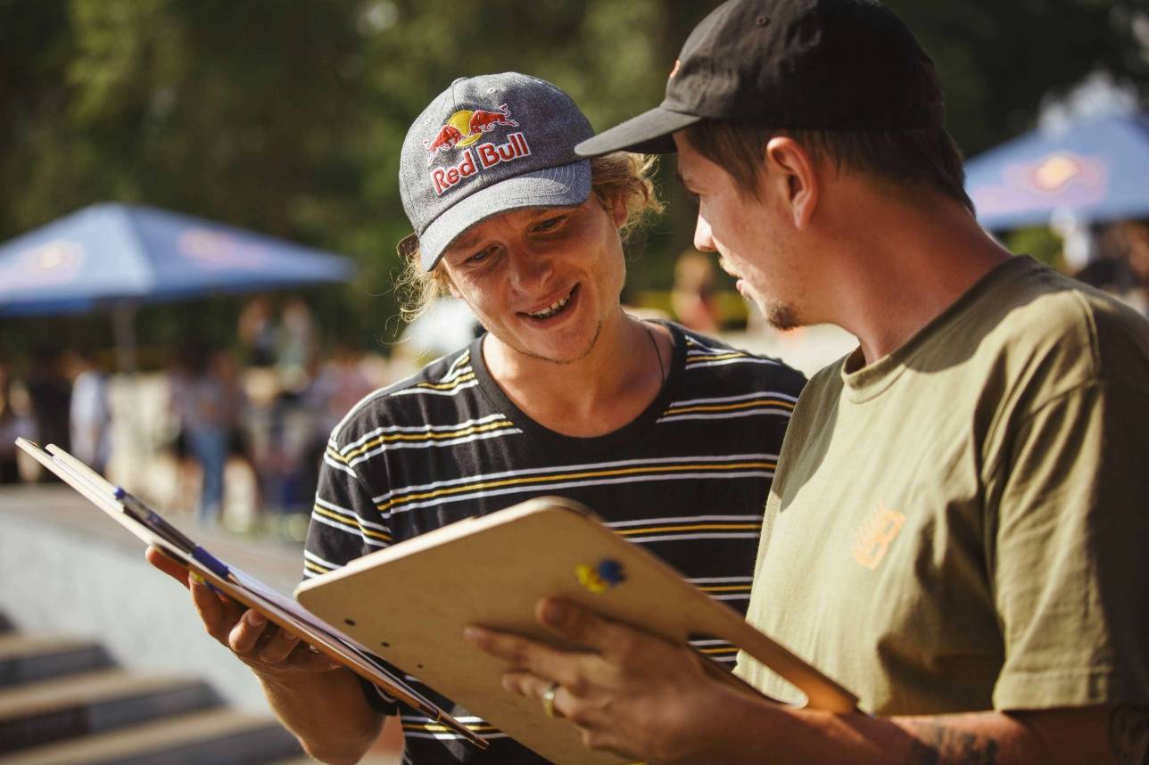 Максим Круглов судит соревнования Red Bull Local Hero в Алматы