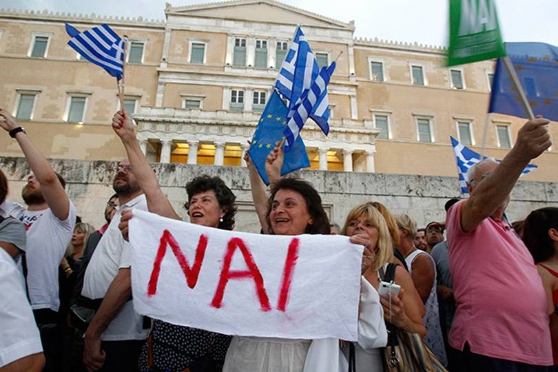 Перед зданием Парламента в Афинах не прекращаются митинги сторонников и противников политики жёсткой экономии 