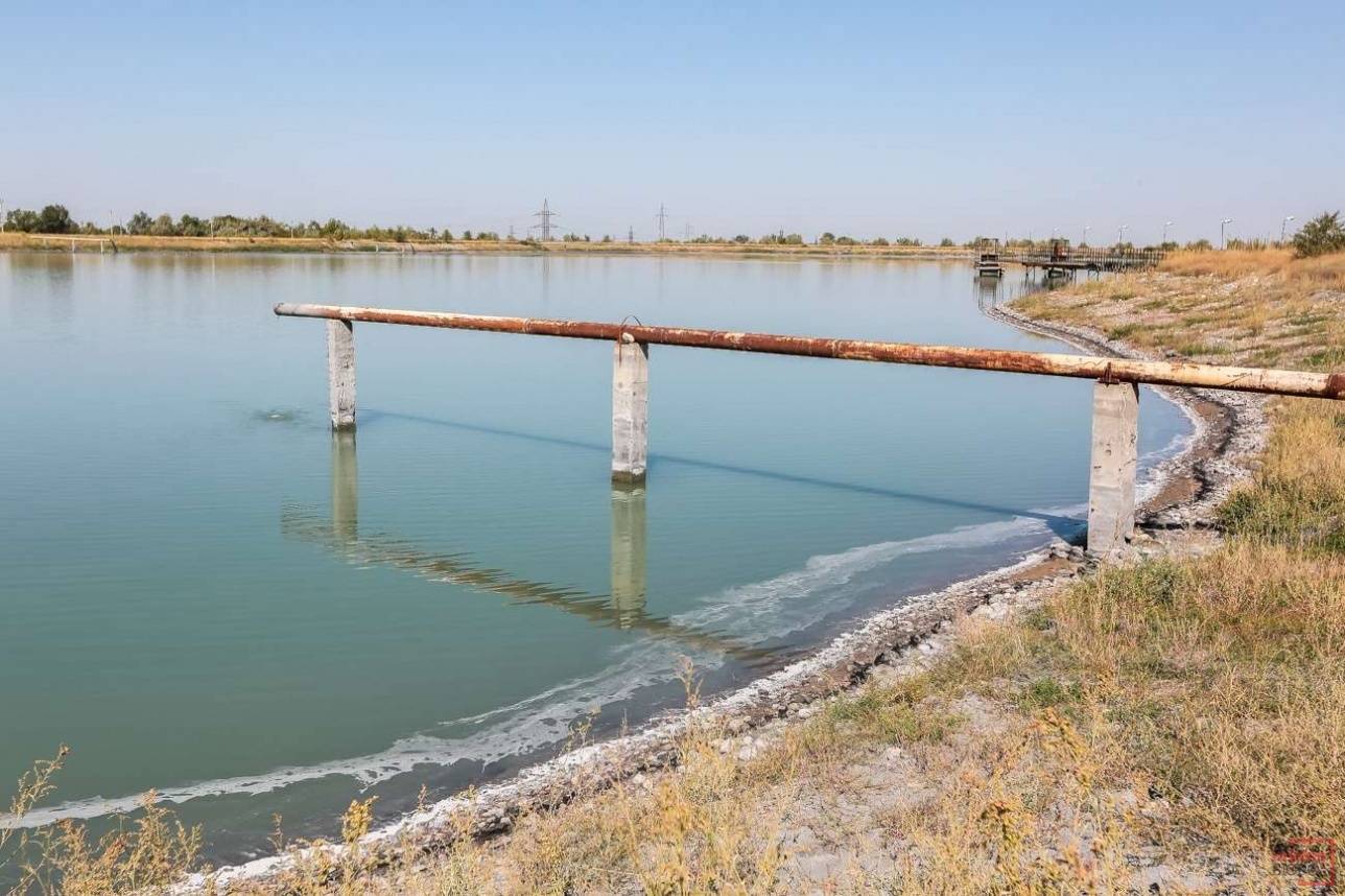 Зола с водой по трубам доставляется в водоём, откуда её перевозят на золоотвал