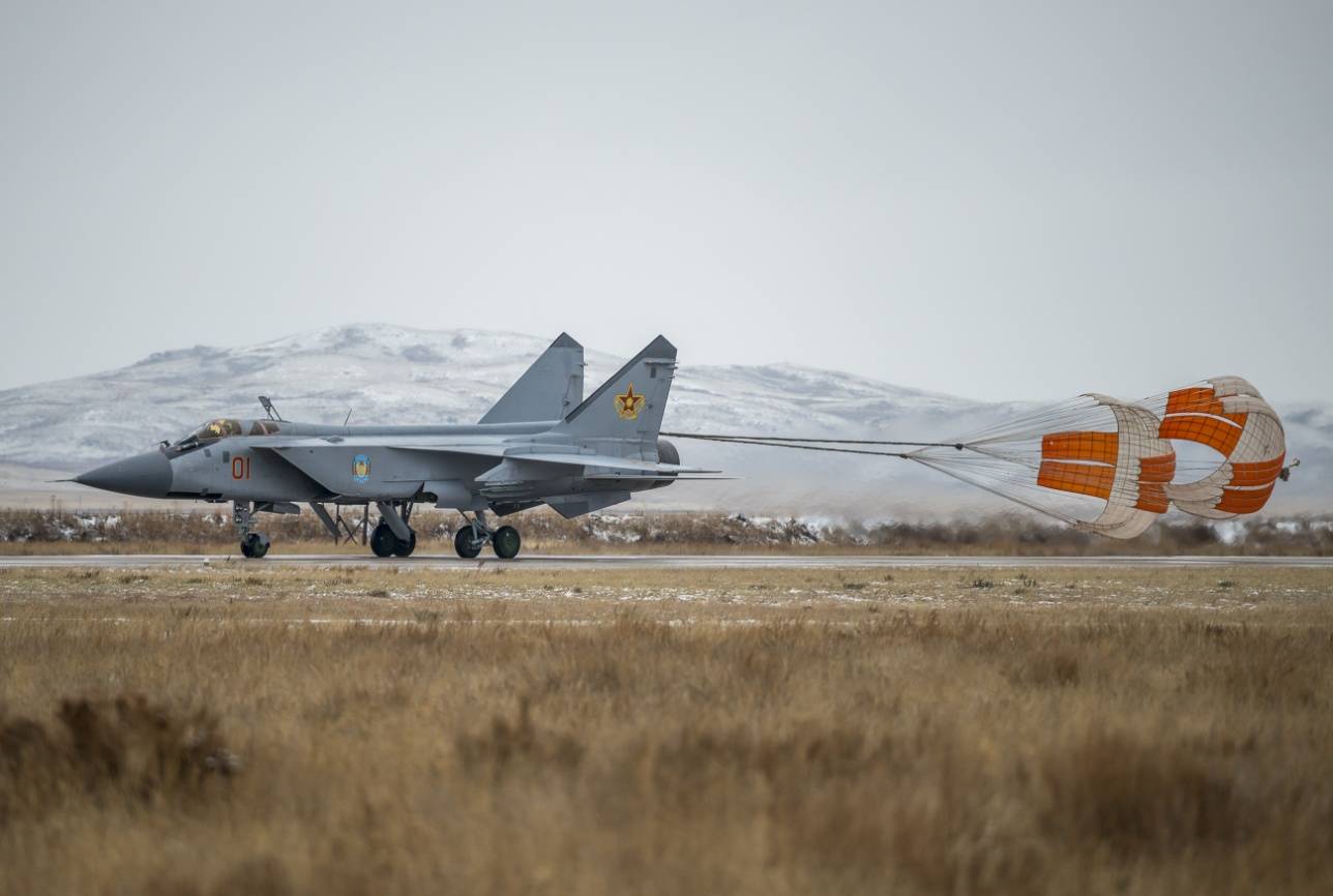 Посадка и выпуск тормозных парашютов МиГ-31