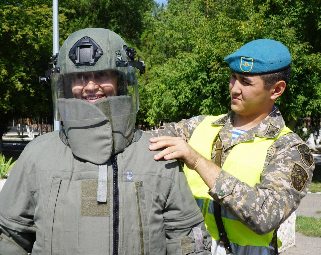 Демонстрация военной бронеформы