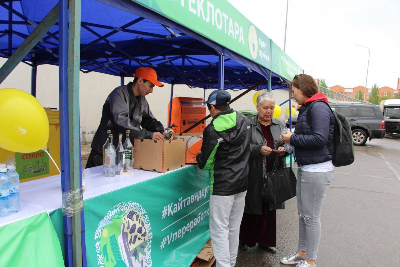 Бір бөтелкені өңдеуде үнемделген энергия 100 Вт шамның төрт сағат жанып тұруына жетеді