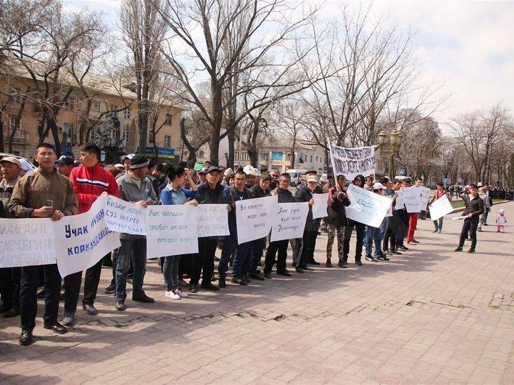 В руках митингующих плакаты