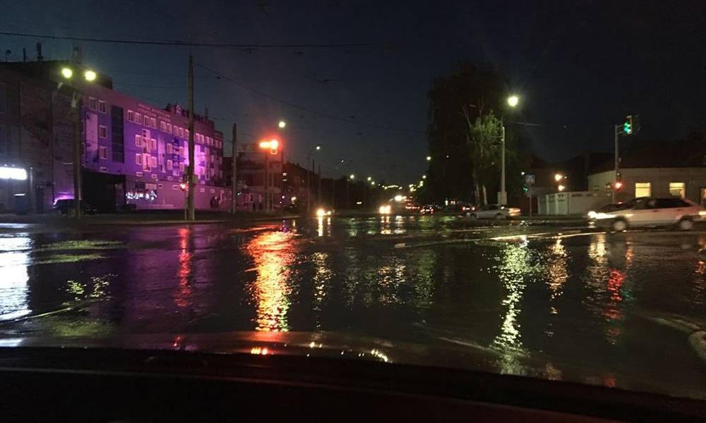 Трубу прорвало в районе Шмелёв лог