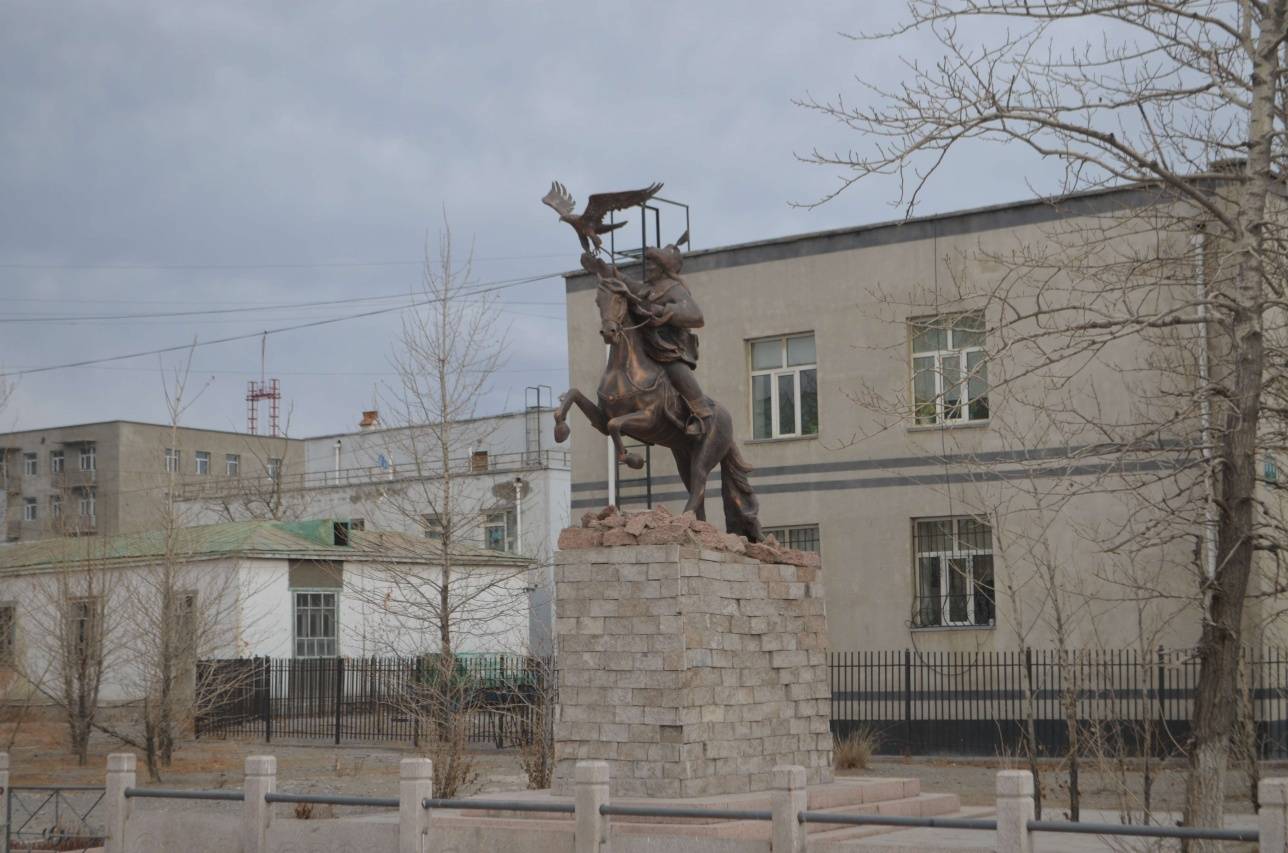 Баянөлгей аймағы әкімдігі алдына орнатылған Бүркітшіге арналған ескерткіш