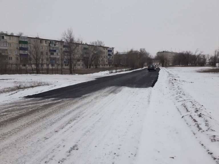 Асфальт в Уральске уложили в снег