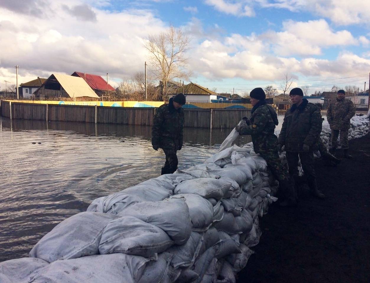 Спасатели пытаются остановить паводок