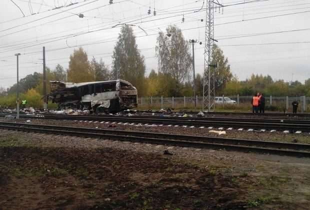 Вокруг места аварии разбросаны десятки сумок и вещей пассажиров