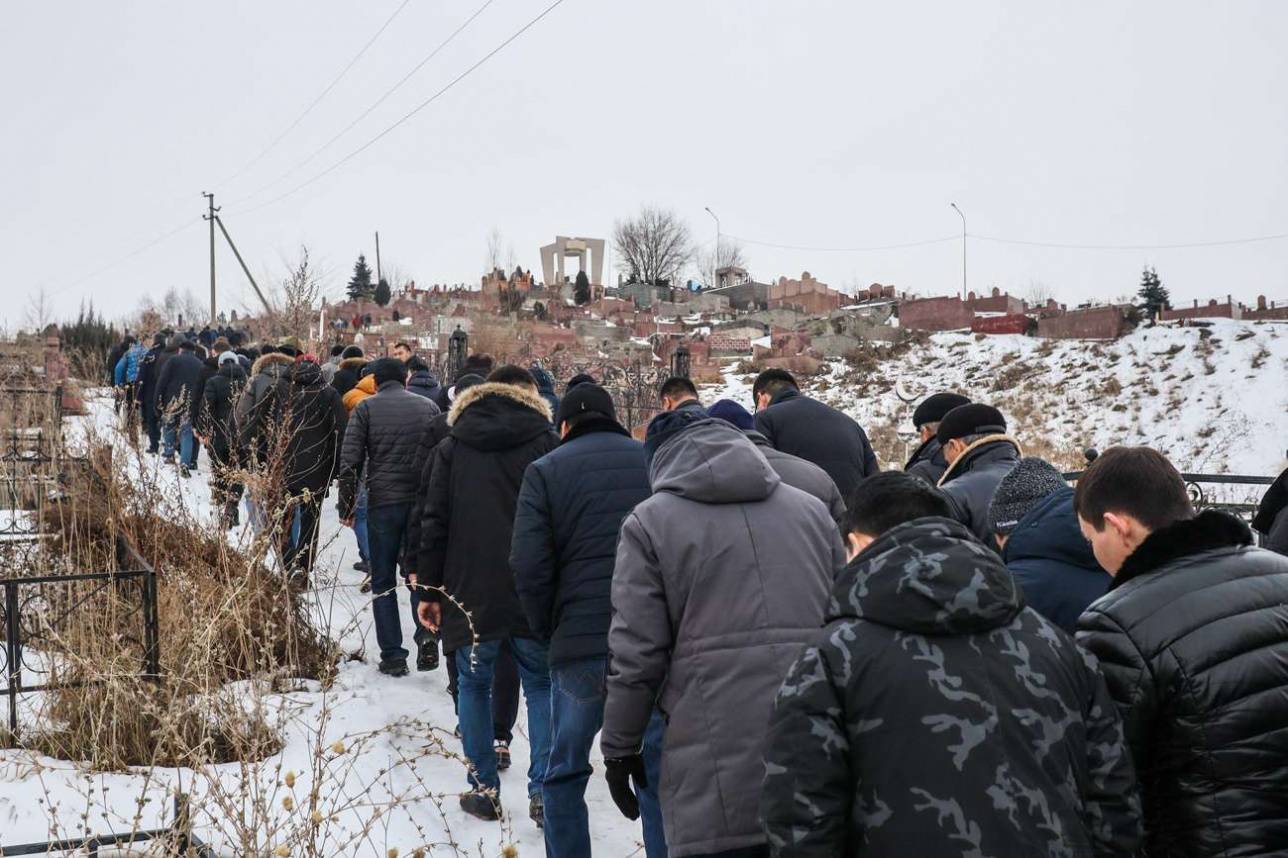 Родные и друзья погибших в авиакатастрофе идут вместе на кладбище