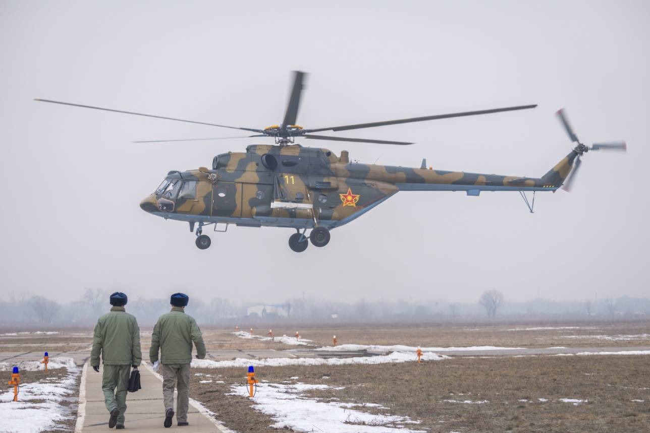 Транспортно-боевой Ми-17 на авиабазе "Первомайская"