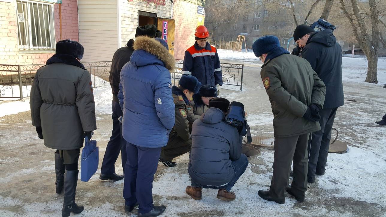 ЧС-ники застали Евгения и его жену в канализационном люке