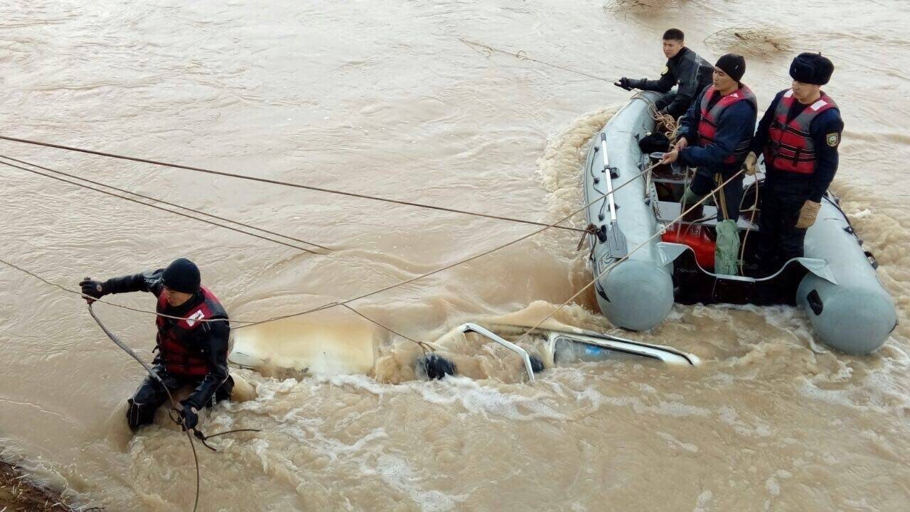 Мужчины оказались под водой в четырёх километрах от посёлка Мирный