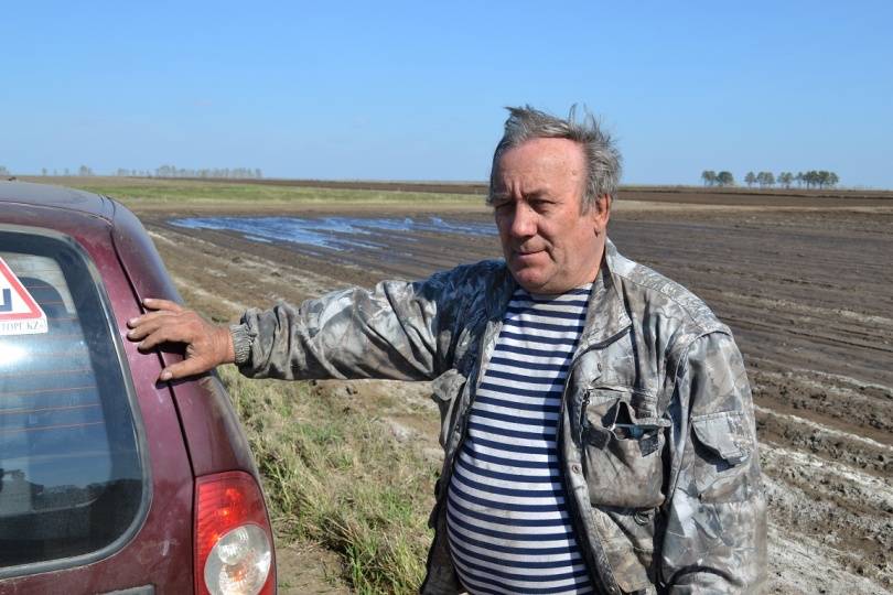 Владимир Савченко жалуется, что весной вода долго стоит на полях