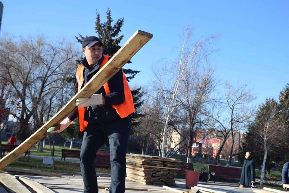 Манапов отрабатывает в свободное от госслужбы время